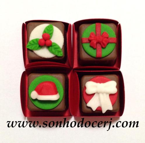 Bombons Modelados Natal! Arranjo Natalino com fundo redondo (3), Presente redondo (3), Gorro do Papai Noel (3), Laço com fundo redondo (2)