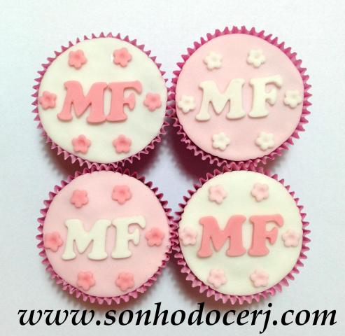 Cupcake Iniciais com flores ao redor! (D) 