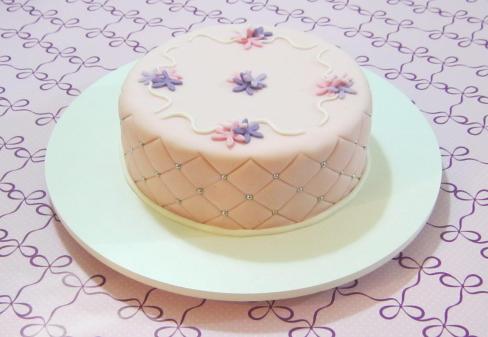 Bolo matelassê com flores rosa, lilás e branco!!