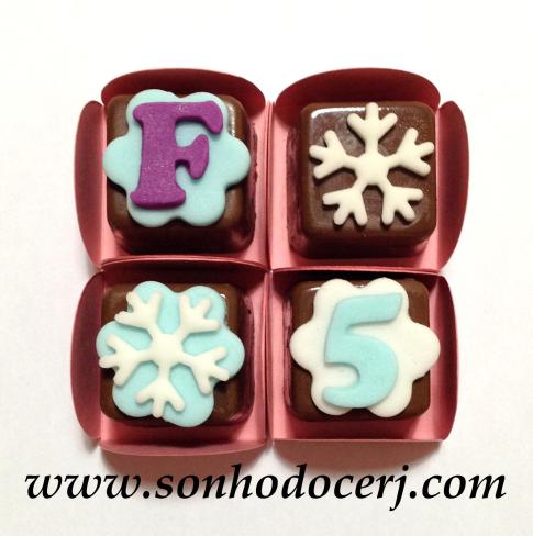 Bombons Modelados Frozen! Letra com fundo flor (2), Floco de Neve (1), Floco de neve com fundo flor (2), Número com fundo flor (2)