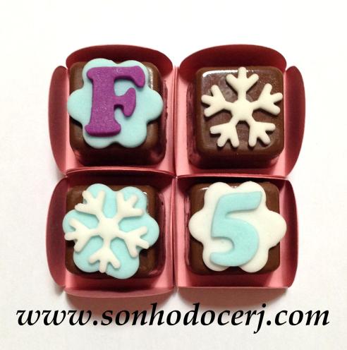 Bombons Modelados Frozen! Letra com fundo flor (2), Floco de Neve (1), Floco de neve com fundo flor (2), Número com fundo flor (2)