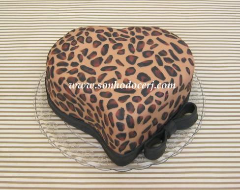 Bolo em formato de coração com estampa de oncinha! Pintinhas cortadas e coladas uma a uma! (Cód: B101)