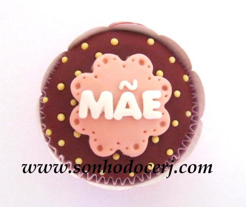 Cupcake com bolinhas e placa em nuvem escrita! (C)