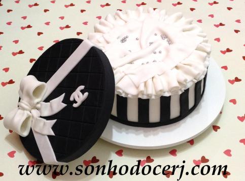 Bolo Caixa de Presente Chanel - detalhe da tampa aberta! (Cód: B221)