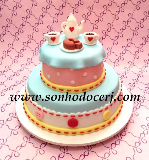 Bolo Chá de bonecas!! Cada detalhe minuciosamente esculpido em açúcar....pespontos da costura feitos um a um!!