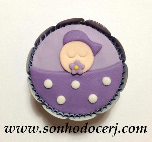 Cupcake bebê com cobertor de bolinhas! (C)