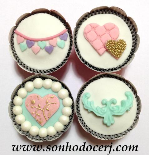 Cupcakes Vintage! Bandeirinhas de coração (E), Par de corações (D), Coração com pérolas ao redor (E), Arabesco (C)