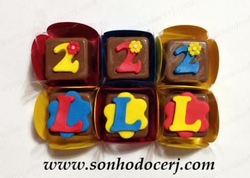 Bombons modelados Show da Luna! Número com florzinha (2), Letra com fundo flor (2)