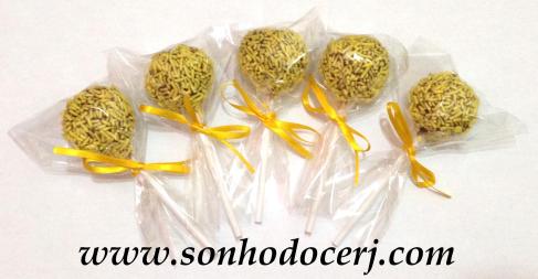 Cake Pops com granulado amarelo!