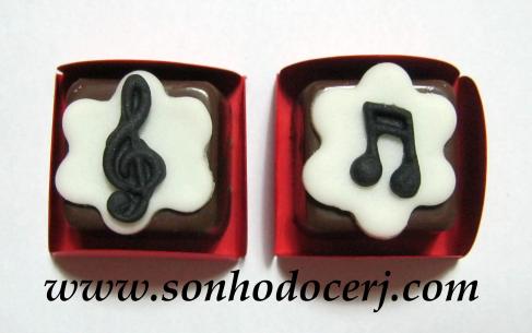 Bombons Modelados! Clave de Sol com fundo flor (2) / Nota musical com fundo flor (2)
