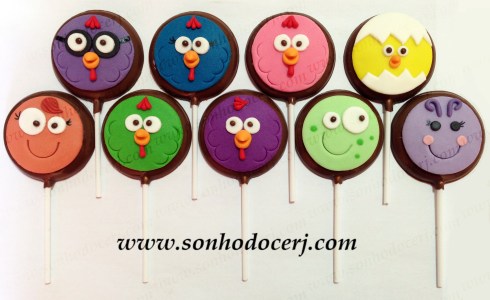 Pirulitos de chocolate Galinha Pintadinha! Galinha de óculos (P5), Galinha Pintadinha (P5), Galinha Rosa (P5), Pintinho (P5), Baratinha (P4), Galinha verde (P5), Galo roxo (P5), Sapo (P4) Borboletinha (P4)