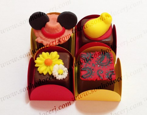 Bombom Modelado! Festa Junina do Mickey! Chapéu de palha com orelhas do Mickey (6), Sapato Mickey (2), Dupla de Margaridas (2), Retalho estampado (5)