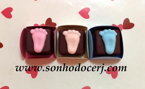 Bombom Modelado pezinho de bebê! (1)