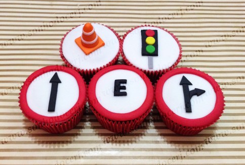 Cupcakes Carros! Cone de sinalização 3D (D), Sinal de trânsito (C), Placas de sinalização (C)