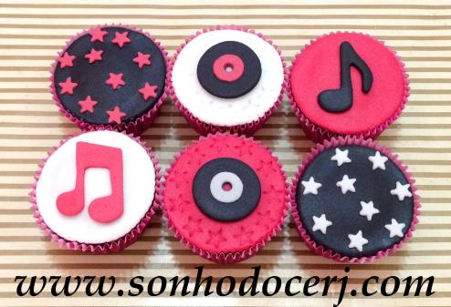 Cupcakes Música / Discoteca! Estrelinhas (B), Disco de vinil pequeno com estrelas rebaixadas ao redor (C), Nota musical (B)