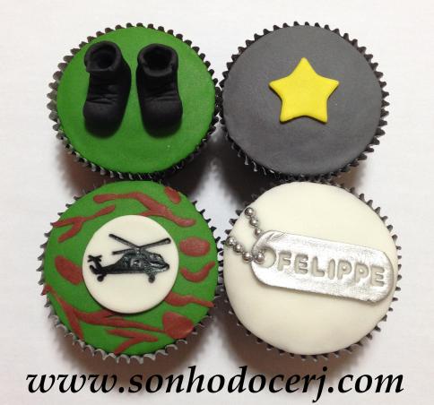 Cupcakes Exército! Botas 3D (E), Estrela (B), Helicóptero com fundo camuflado (H), Pingente com nome (E)