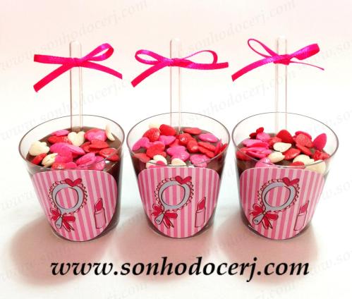 Brigadeiro de colher com rótulo personalizado no tema "Maquiagem" e lacinho na colher! 