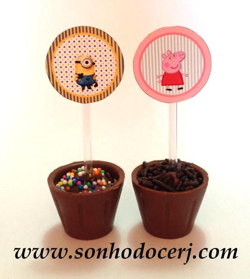 Há a opção de decorar o copinho de chocolate com um lindo topper!!