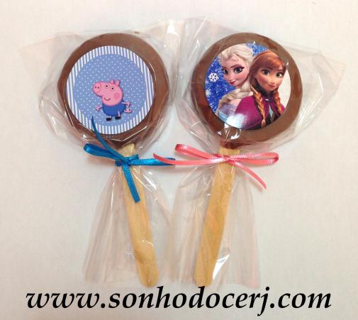 Biscoito com recheio artesanal coberto com chocolate! Há a opção de decorá-lo com um adesivo personalizado!