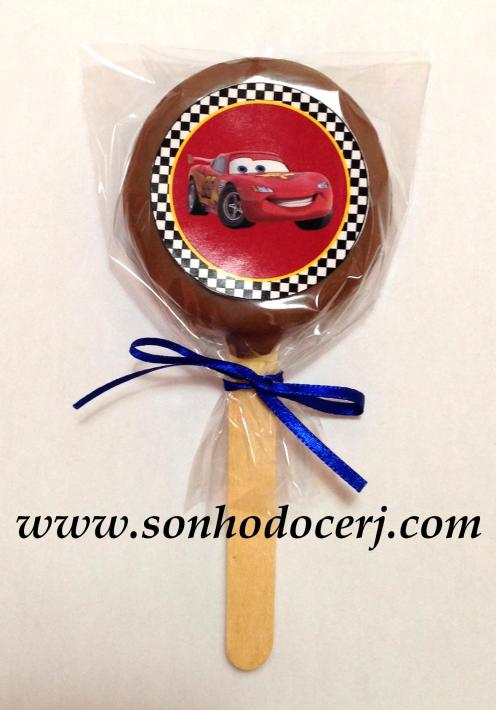 Biscoito com recheio artesanal coberto com chocolate! Há a opção de decorá-lo com um adesivo personalizado! Criamos o layout e o nome pode ser inserido!