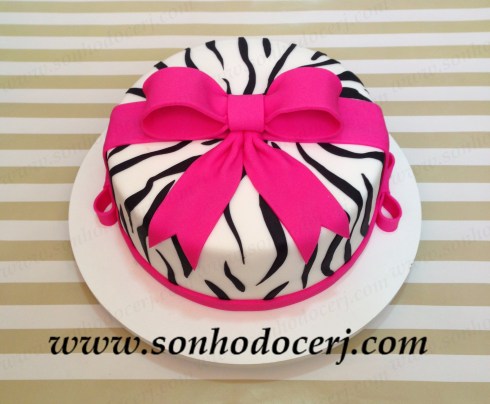 Blog_B291_Bolo_Laço de presente com estampa de zebrinha_8893[2]