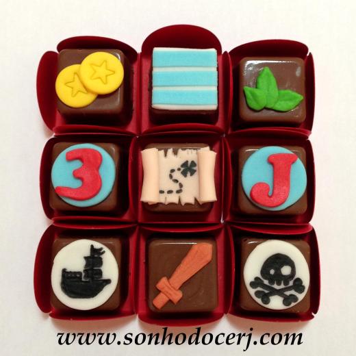 Bombons Modelados Jake e os Piratas! Moedas (2), Listras (2), Folhinhas (2), Número com fundo círculo (2), Mapa do tesouro (3), Letra com fundo círculo (2), Navio Pirata (5), Espada (4), Caveira (5)