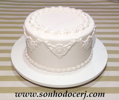 Bolo Arabescos e rosas! (Cód.: B306)