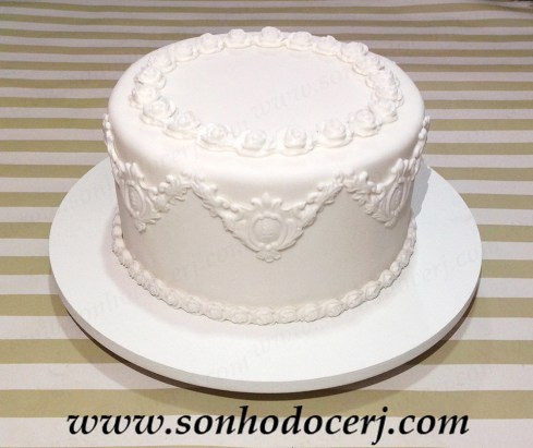 Bolo Arabescos e rosas! (Cód.: B306)